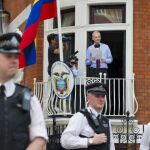 Fotografía de archivo de Julian Assangedurante una rueda de prensa desde el balcón de la embajada de Ecuador en Londres