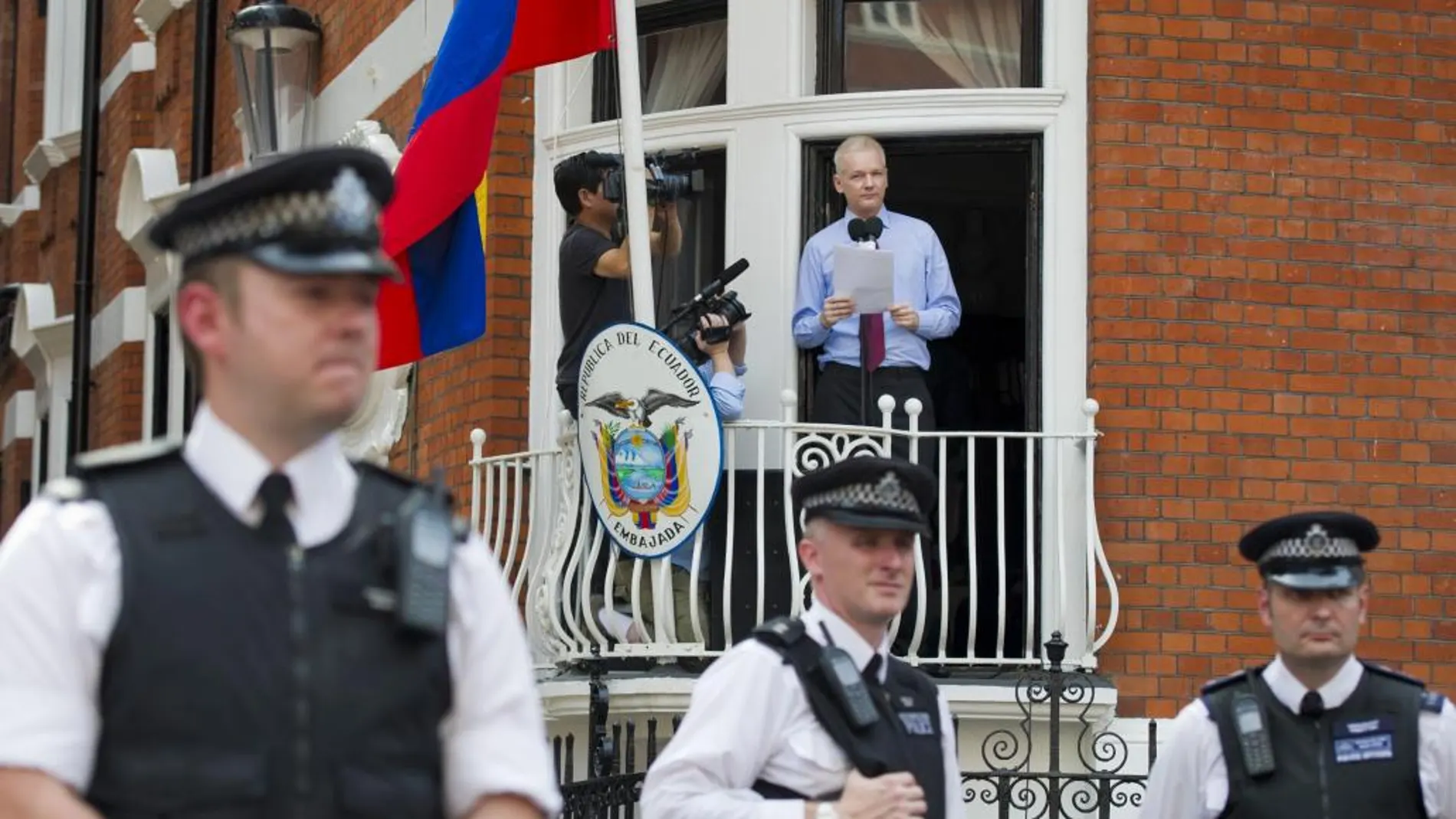 Fotografía de archivo de Julian Assangedurante una rueda de prensa desde el balcón de la embajada de Ecuador en Londres