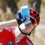 Froome bebe agua durante la etapa de ayer camino del Xorret de Catí