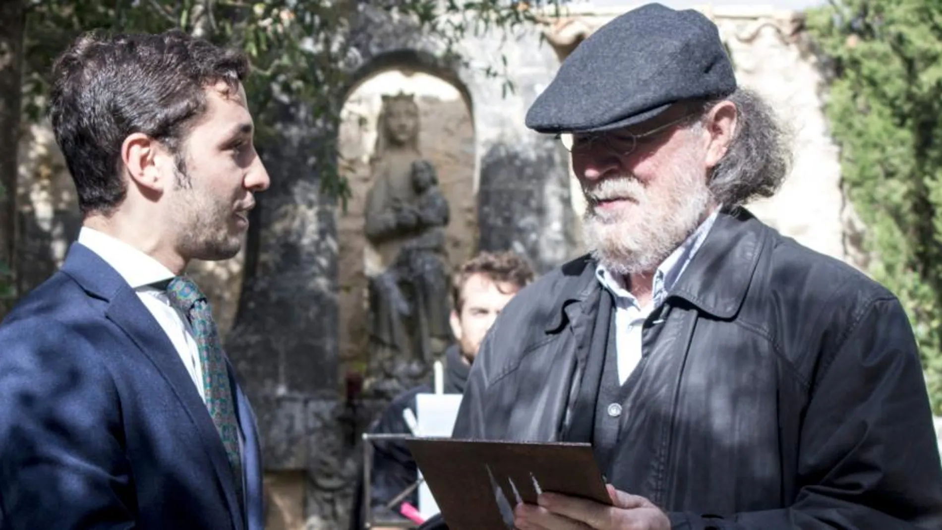 Guillermo Garabito entrega al etnógrafo vallisoletano Joaquín Díaz el “Ciprés de Honor” de la Fundación Godofredo Garabito y Gregorio en La Casa Grande, de La Mudarra (Valladolid)