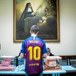 Un joven acude con la camiseta de Messi al colegio electoral