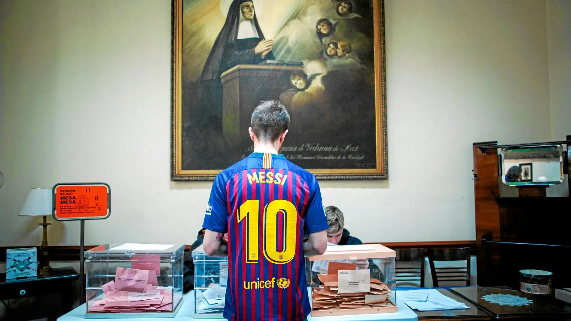 Un joven acude con la camiseta de Messi al colegio electoral