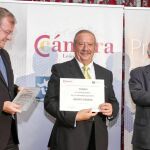 Silván entrega el premio a Juan José Fernández, de Grupo Hedisa