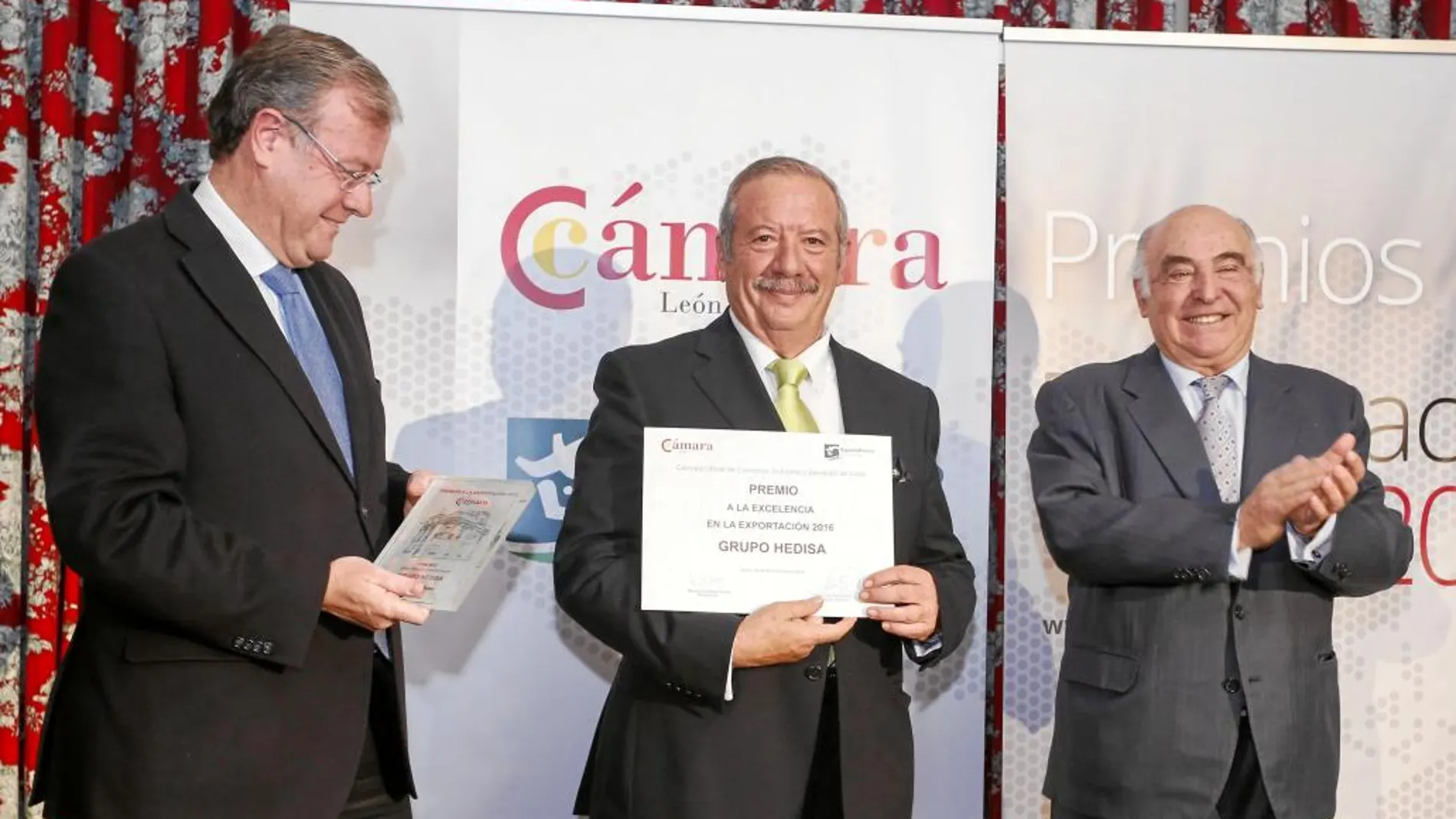 Silván entrega el premio a Juan José Fernández, de Grupo Hedisa