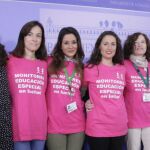La diputada de Podemos Libertad Benítez (a la izda.) posa con miembros del colectivo de monitoras de educación especial en el Parlamento