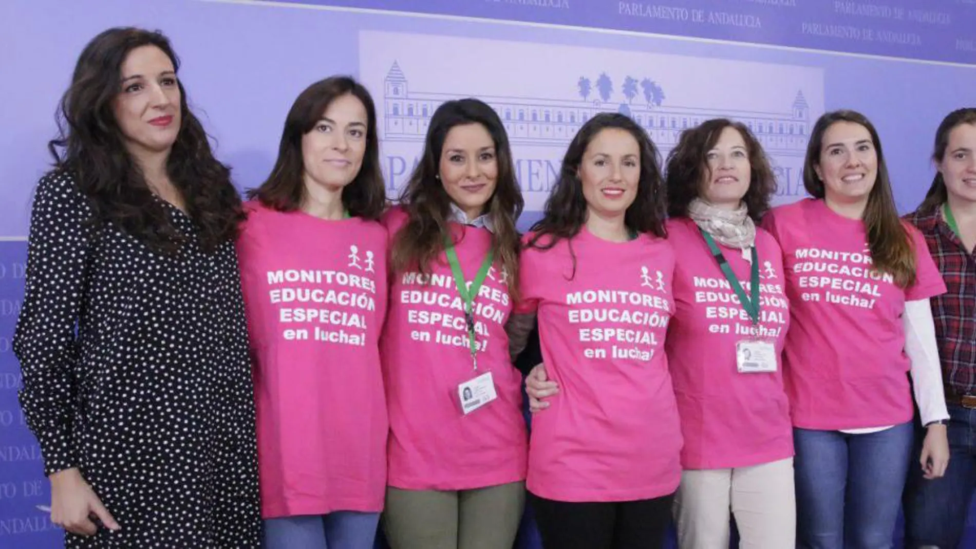 La diputada de Podemos Libertad Benítez (a la izda.) posa con miembros del colectivo de monitoras de educación especial en el Parlamento