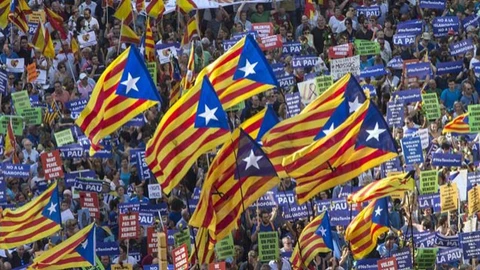 Manifestantes durante la marcha contra el terrorismo celebrada este sábado en Barcelona