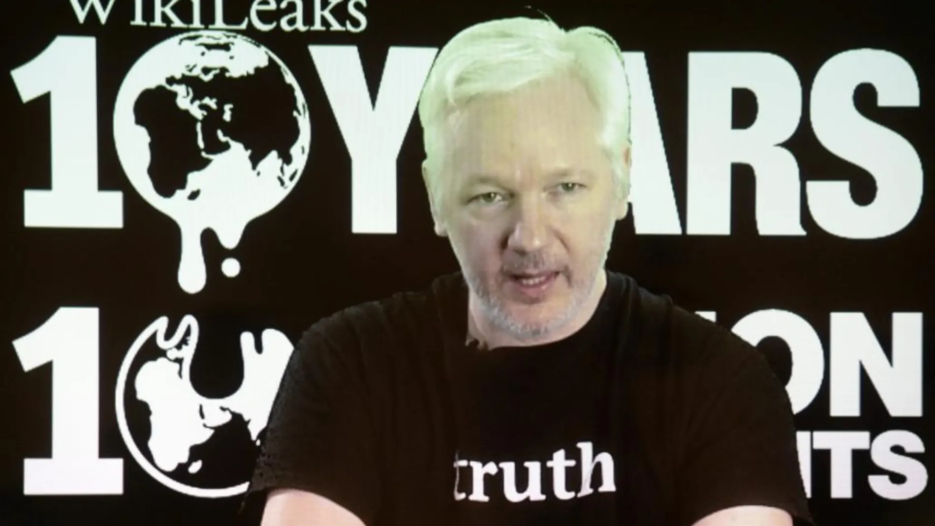 El líder y fundador de WikiLeaks, Julian Assange, durante una videoconferencia con motivo del décimo aniversario de su organización, en Berlín