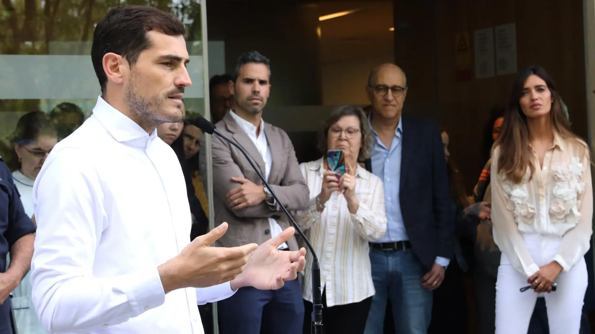 El portero español Iker Casillas a su salida del hospital