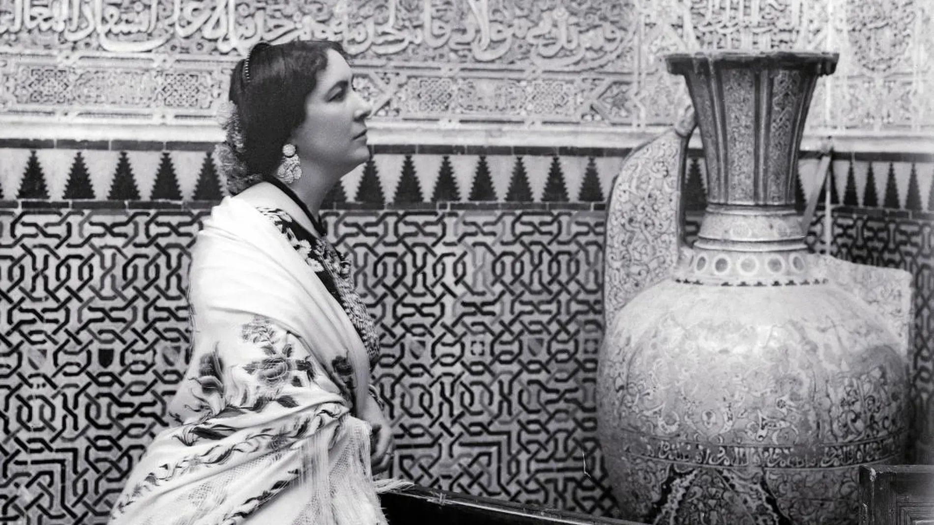 Emilia Llanos, fotografiada en la Alhambra en la época en la que Lorca y Falla preparaban el Concurso de Cante Jondo