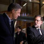 Mariano Rajoy, con García Albiol, se dirige a la reunión con representantes de la Federación de Casas Regionales en Barcelona