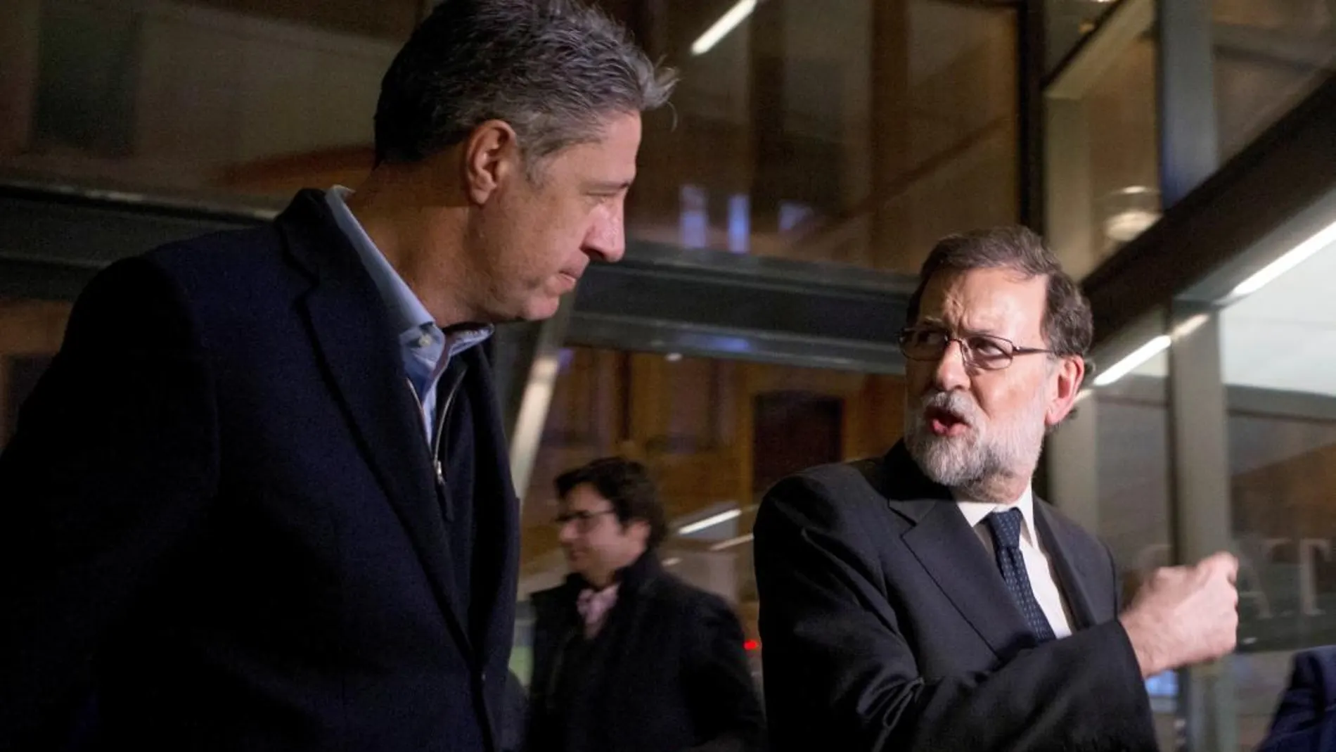 Mariano Rajoy, con García Albiol, se dirige a la reunión con representantes de la Federación de Casas Regionales en Barcelona