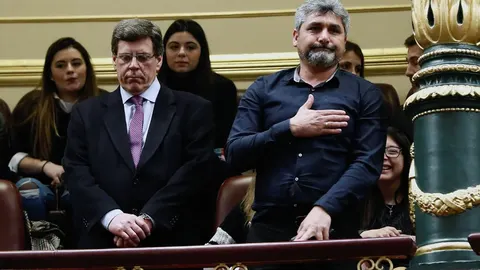 Juan Carlos Quer y Juan José Cortés, padres de Diana Quer y Mari Luz Cortés, asisten al pleno del Congreso hoy. EFE/Mariscal