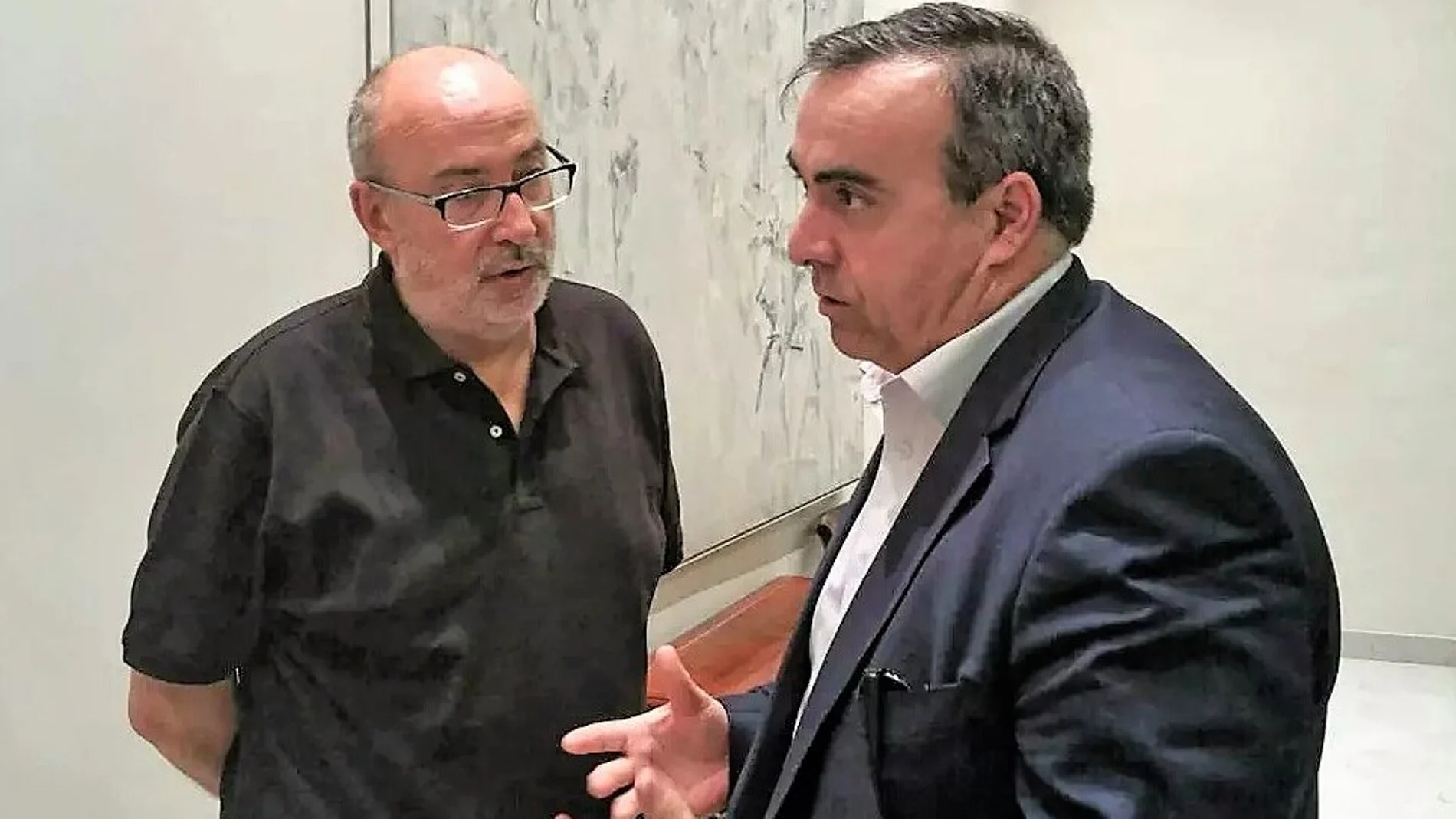 El conseller Manuel Alcaraz y Juan Carlos Galindo durante una reunión