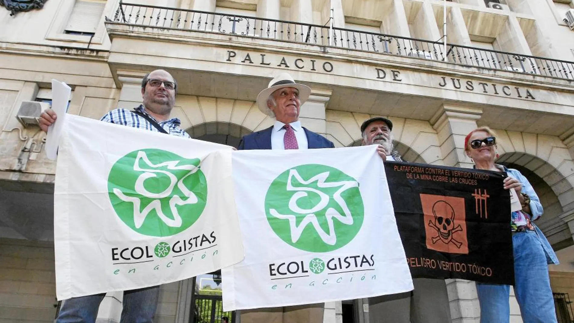 Miembros de Ecologistas en Acción, ayer a la puerta de los juzgados sevillanos