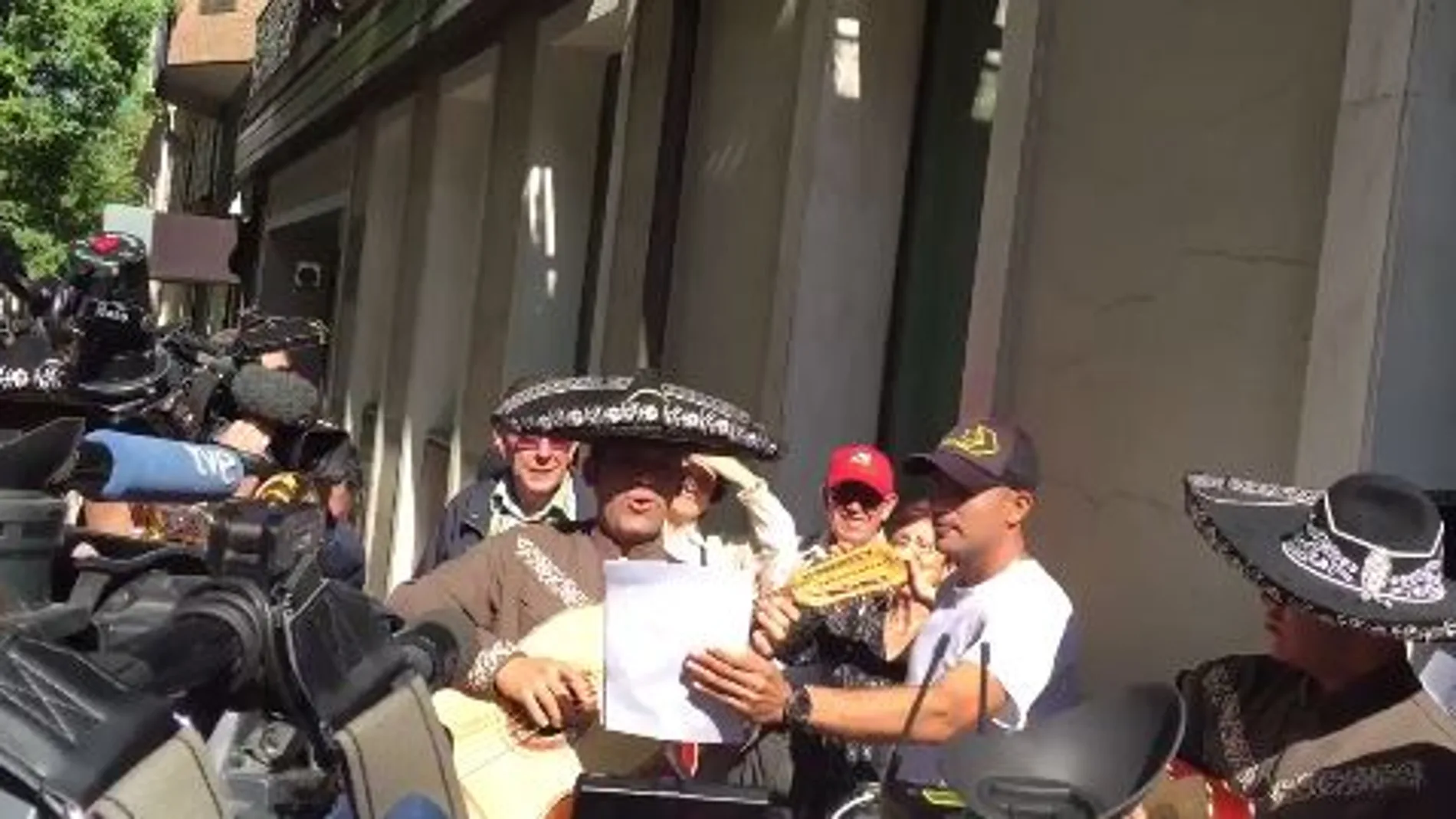Un grupo de mariachis a las puertas de Ferraz