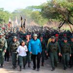 Maduro camina con sus comandantes, una imagen con la que quieren demostrar la lealtad del Ejército