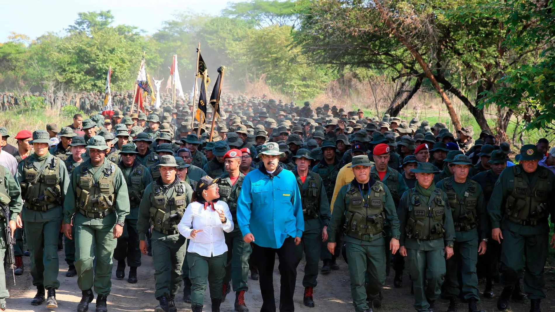 Maduro camina con sus comandantes, una imagen con la que quieren demostrar la lealtad del Ejército