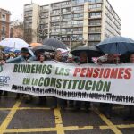 Cabecera de la manifestación en defensa de unas pensiones dignas promovida por sindicatos y organizaciones ciudadanas, por el centro de Madrid.