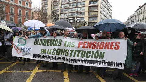 Cabecera de la manifestación en defensa de unas pensiones dignas promovida por sindicatos y organizaciones ciudadanas, por el centro de Madrid.