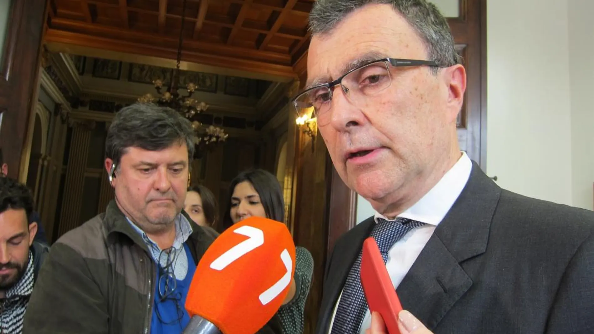 El alcalde de Murcia, José Ballesta, ayer ante los medios