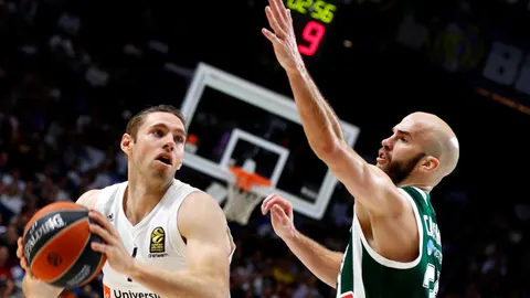 El alero francés del Real Madrid Fabien Causeur (i) intenta superar a Nick Calathes , del Panathinaikos. Efe