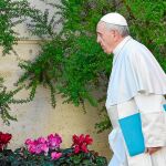 El Papa Francisco, ayer, cuando se dirigía al lugar de reunión con los representantes de las distintas conferencias episcopales
