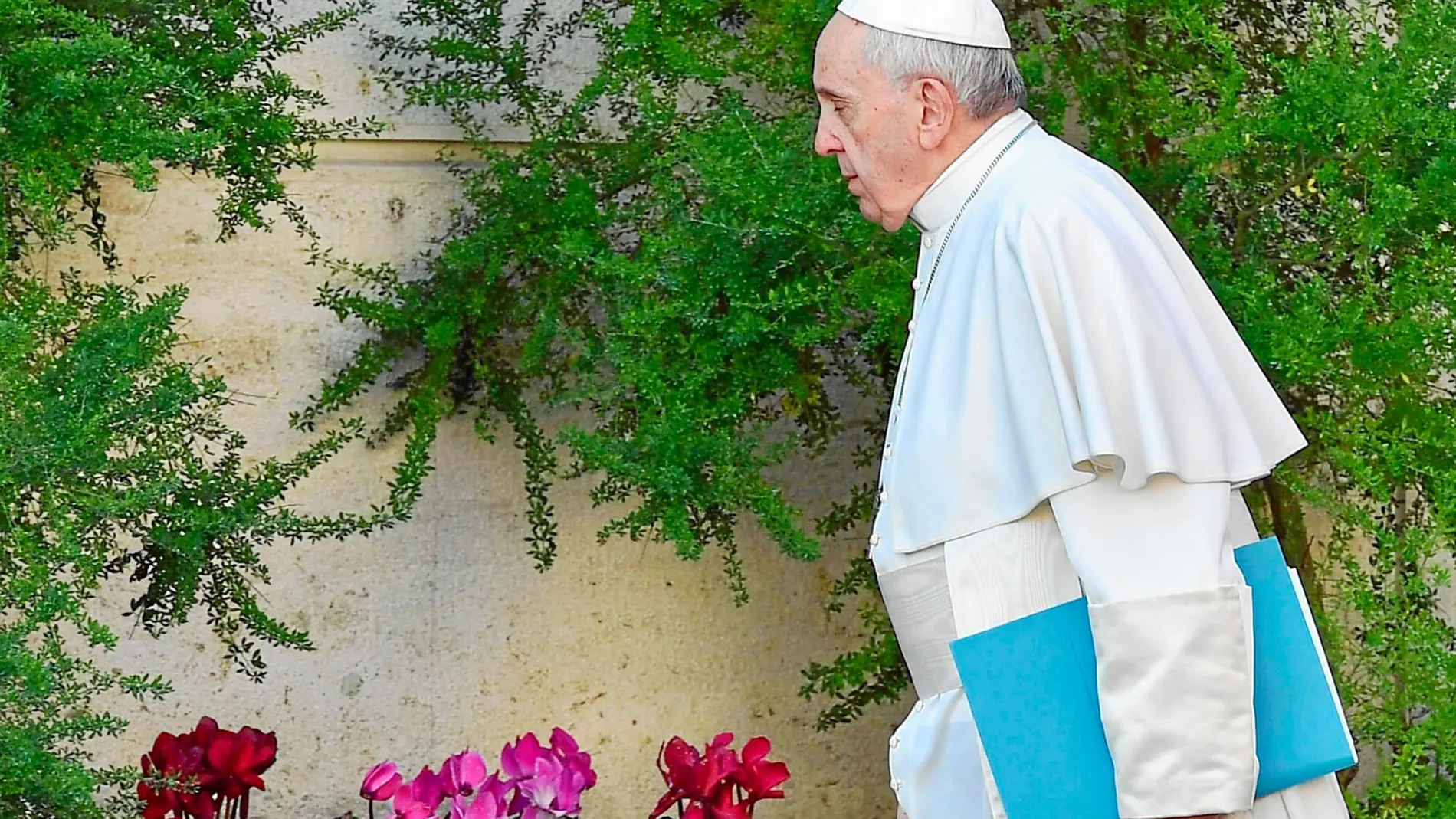 El Papa Francisco, ayer, cuando se dirigía al lugar de reunión con los representantes de las distintas conferencias episcopales