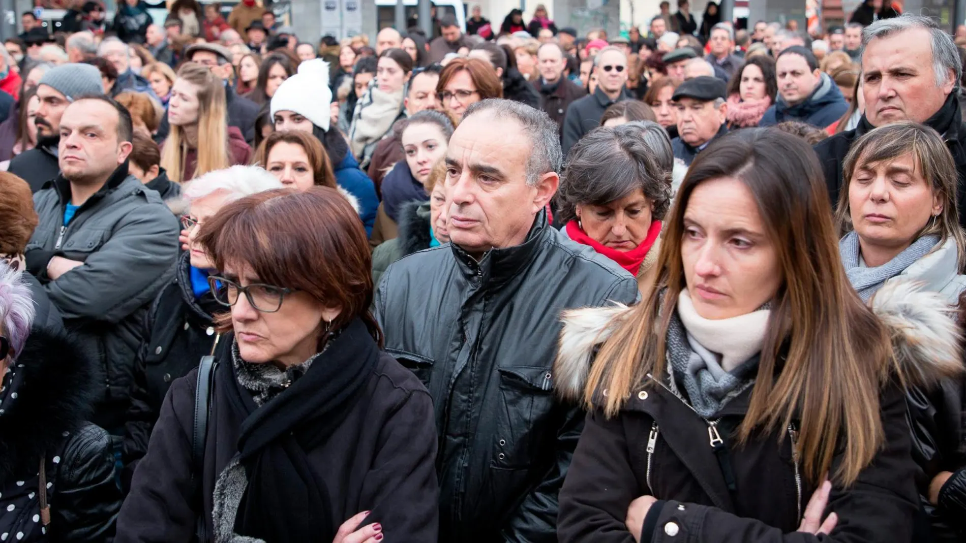 Multitudinaria y dolorosa concentración en la Plaza de la Marina de Zamora en apoyo y solidaridad de la familia de Laura Luelmo