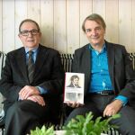 Jordi Llovet y Joan Tarrida, ayer, con el libro que reúne los textos autobiográficos de Franz Grillparzer / Shooting