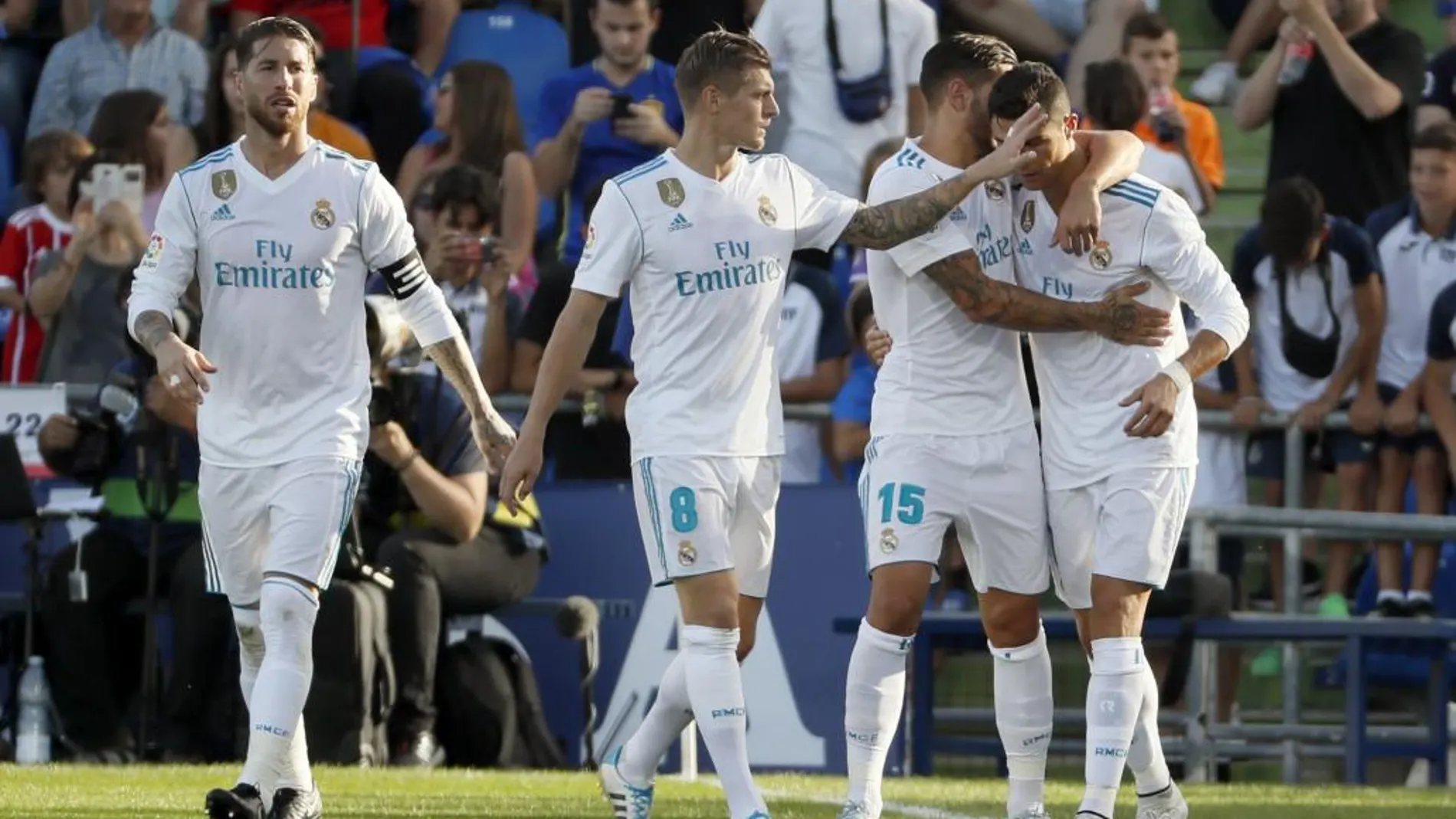 Cristiano Ronaldo celebra con sus compañeros su gol marcado ante el Getafe.