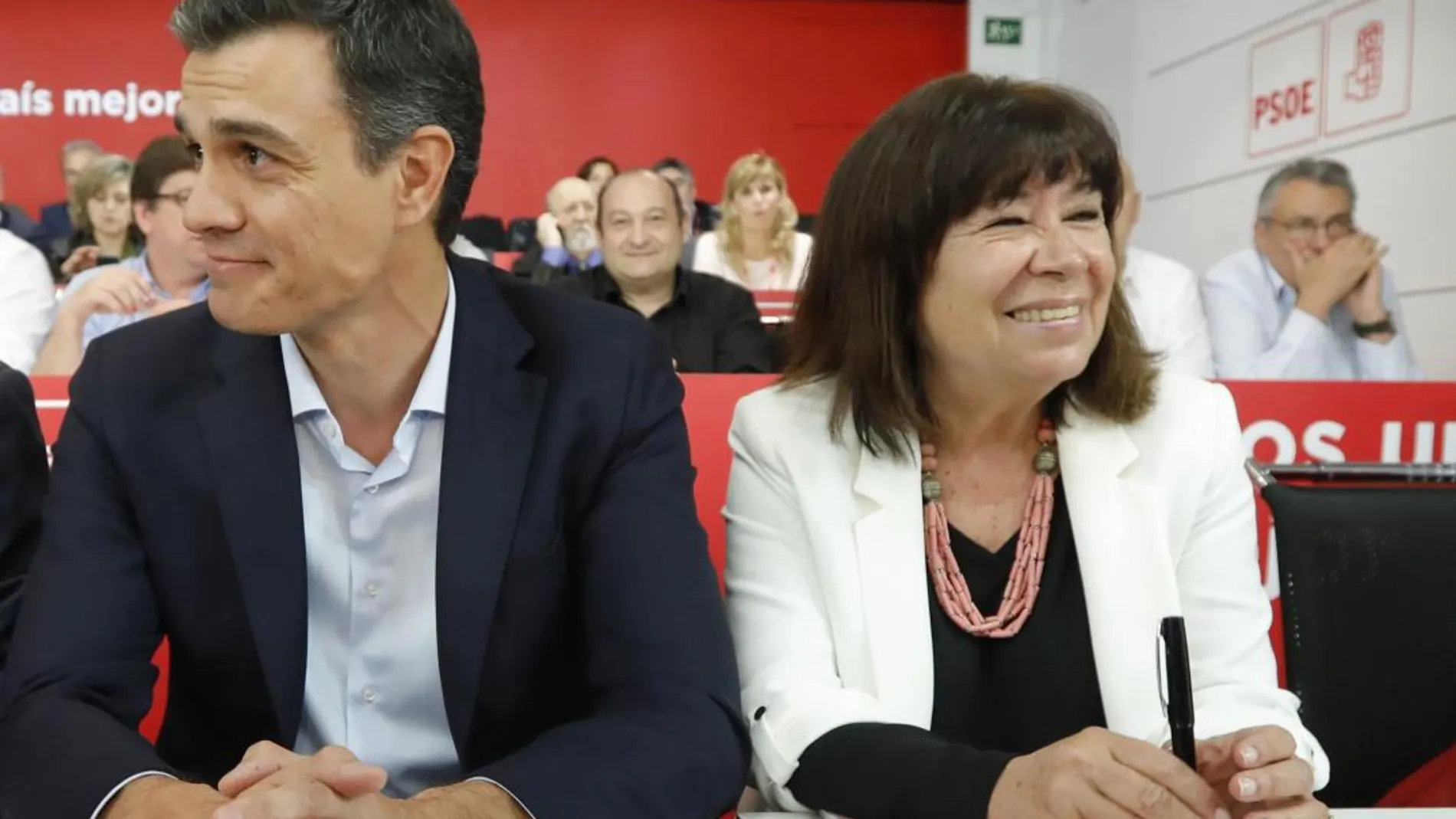 El secretario general del PSOE, Pedro Sánchez (i), y la presidenta, Micaela Navarro (d), en la reunión del Comité Federal del PSOE, hoy en la sede de Ferraz. EFE/Jesús G. Feria