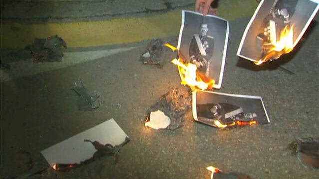 Varias personas queman fotos del Rey en las puertas del Ayuntamiento de Banyoles (Girona)