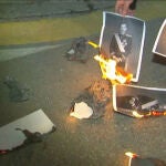 Varias personas queman fotos del Rey en las puertas del Ayuntamiento de Banyoles (Girona)