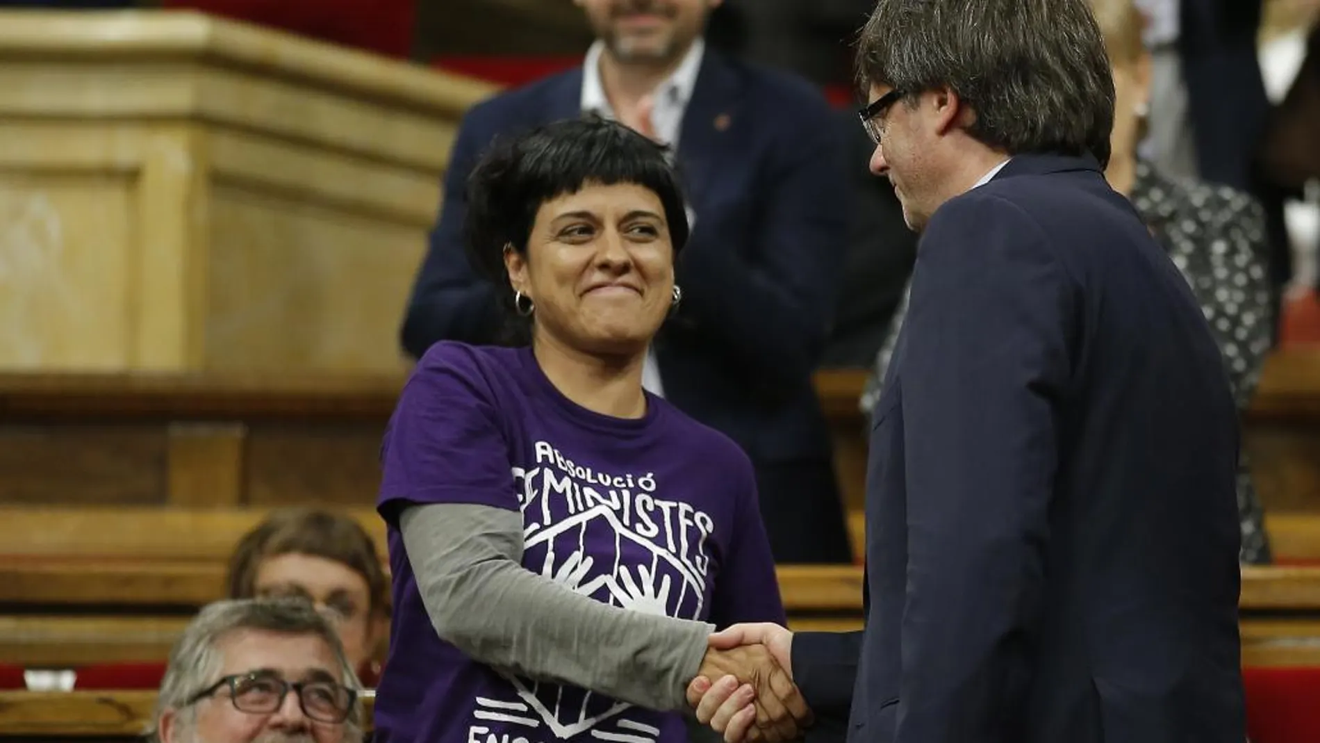 Carles Puigdemont estrecha la mano de Anna Gabriel, diputada de las CUP, tras el aval de los diputados de Junts pel Sí (JxSí) y la CUP