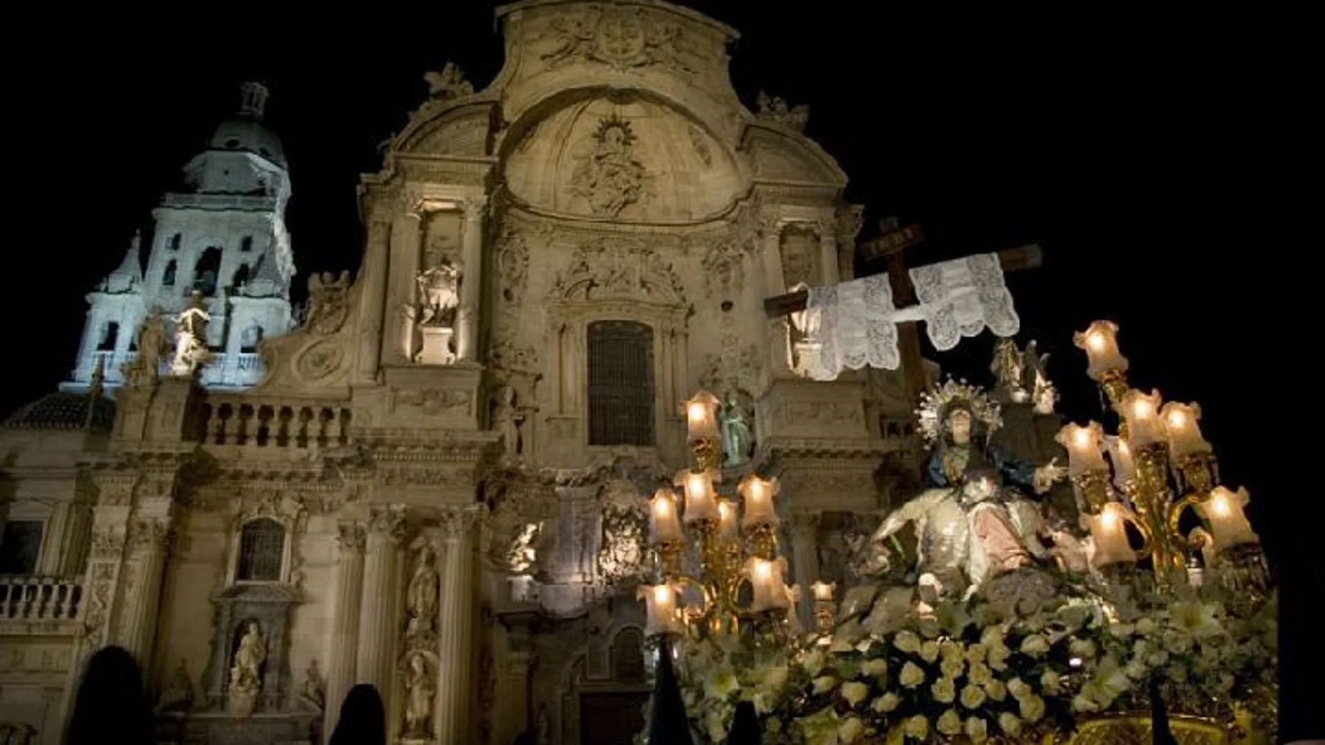El Viernes Santo es uno de los días grandes para la ciudad Murcia, especialmente cuando pasa ante la catedral la imagen de María Santísima de las Angustias