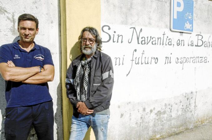 José Manuel Pinto Barroso, del comité de empresa de Navantia, y Enrique Martínez, con 42 años de antigüedad, posan en la entrada del astillero gaditano. Foto: Manuel Olmedo