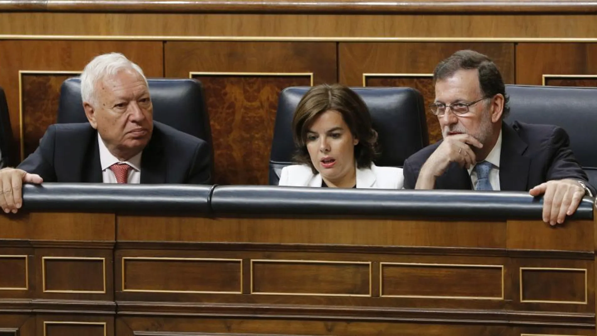 El presidente del Gobierno en funciones, Mariano Rajoy (d), la vicepresidenta, Soraya Sáenz de Santamaría (c), y el ministro de Exteriores, José Manuel García-Margallo, durante la sesión constitutiva de las Cortes Generales