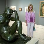 La baronesa Carmen Thyssen posa con la obra “Meditarráneo” de Aristide Maillol