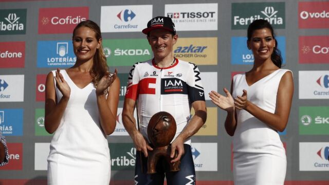 El ciclista suizo del equipo IAM, Mathias Frank, en el podium tras proclamarse el vencedor de la décimoséptima etapa de la Vuelta Ciclista a España