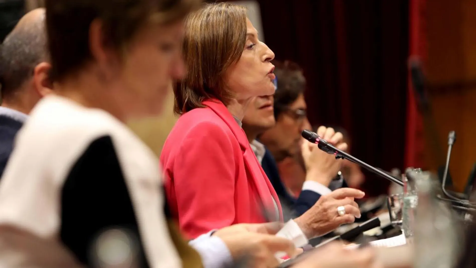 La presidenta del Parlament, Carme Forcadell (c).