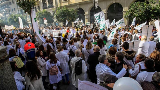 Protesta de médicos frente a la sede del Servicio Andaluz de Salud (SAS) en Sevilla