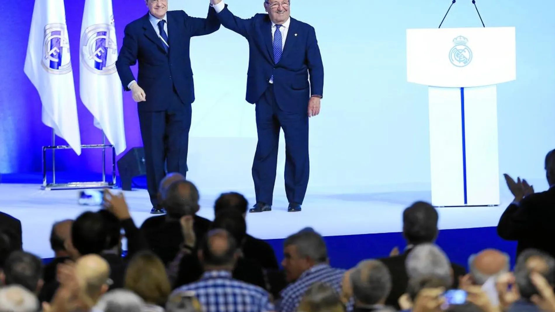 Florentino alza la mano de Paco Gento tras nombrarle presidente de honor