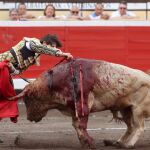Andrés Roca Rey entra a matar a su primer toro al que cortó una oreja