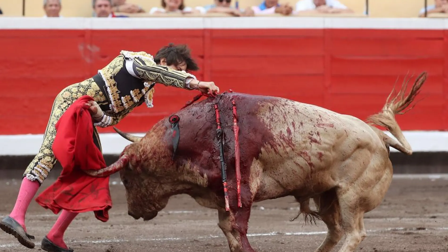 Andrés Roca Rey entra a matar a su primer toro al que cortó una oreja