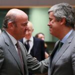 El ministro español de Economía, Luís de Guindos , saluda al nuevo presidente del Eurogrupo y ministro de Finanzas portugués, Mário Centeno, antes del inicio de la reunión del Eurogrupo en Bruselas