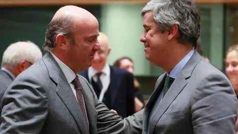 El ministro español de Economía, Luís de Guindos , saluda al nuevo presidente del Eurogrupo y ministro de Finanzas portugués, Mário Centeno, antes del inicio de la reunión del Eurogrupo en Bruselas