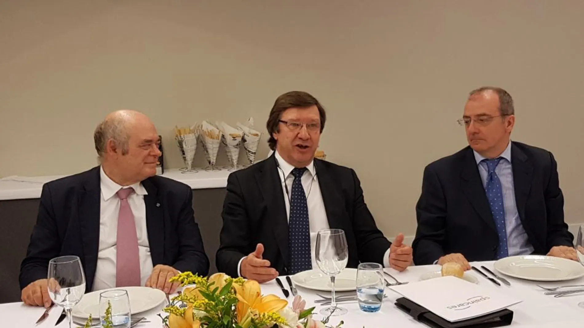 De izquierda a derecha: Francisco Rivero, presidente del Skal Madrid; Carlos Abella, director general de Spain Cares y Jesús Quereda, miembro de la junta directiva del Skal Madrid.