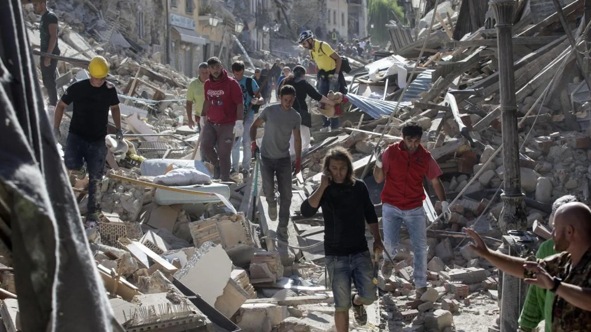 Varios residentes entre lso escombros, en Amatrice