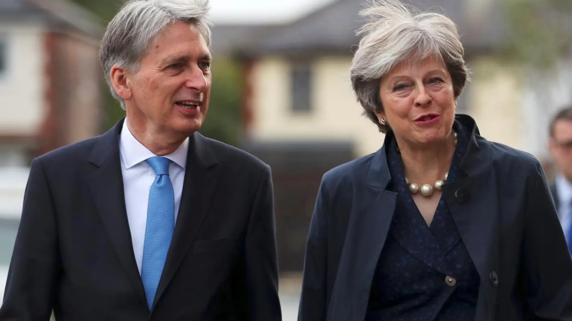 La primera ministra británica, Theresa May, y el ministro de Economía británico, Philip Hammond, en Manchester hoy
